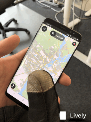Praxistest mit Motorradhandschuh mit leitfähiger Fingerkuppe auf dem Smartphone